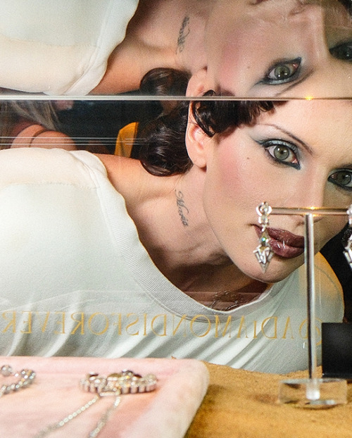 Julia Fox peruses the beautiful Desert diamonds while wearing a Munnu The Gem Palace ring